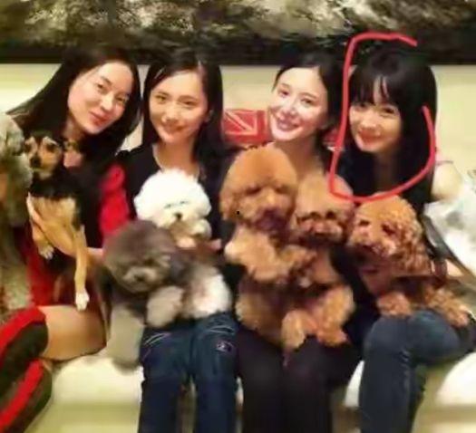 姐妹聚会吃瓜,瓜香四溢,欢乐时光尽享