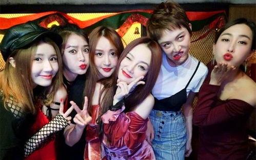 姐妹聚会吃瓜,瓜香四溢,欢乐时光尽享